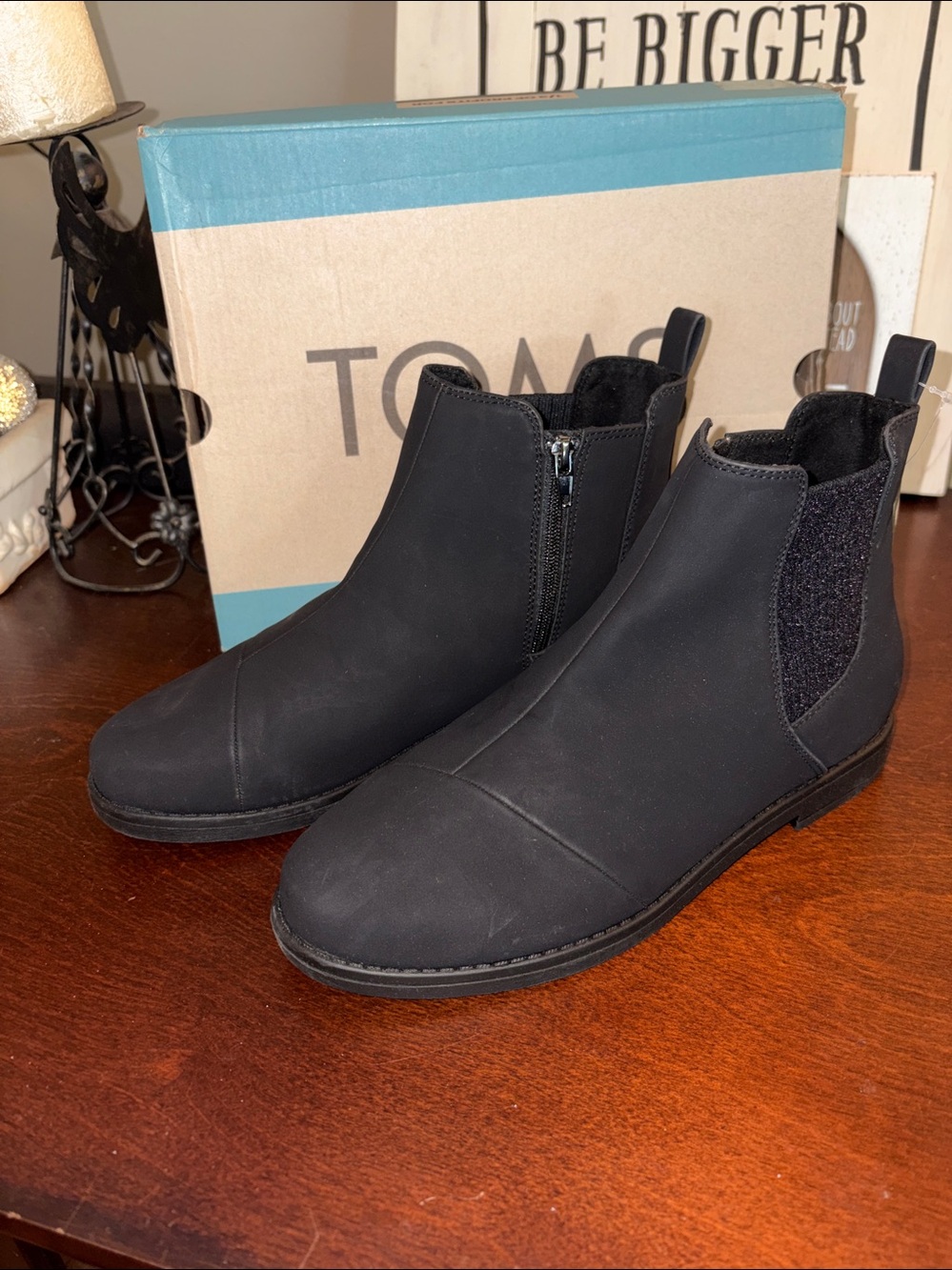 NIB TOMS Youth Charlie Black Matt PU Nubuck Chelsea Ankle Boots - Size 4 NWT